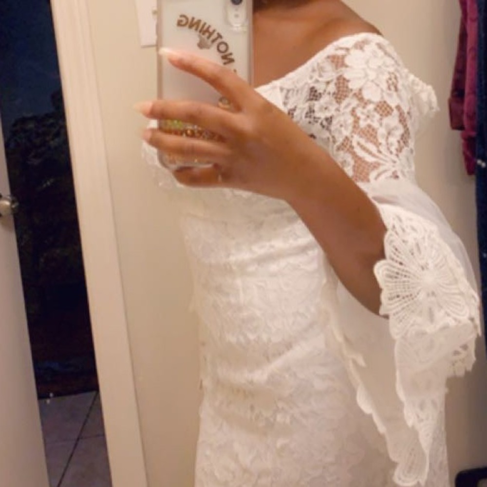 FASHION NOVA FLARED ARM LACE DRESS✨